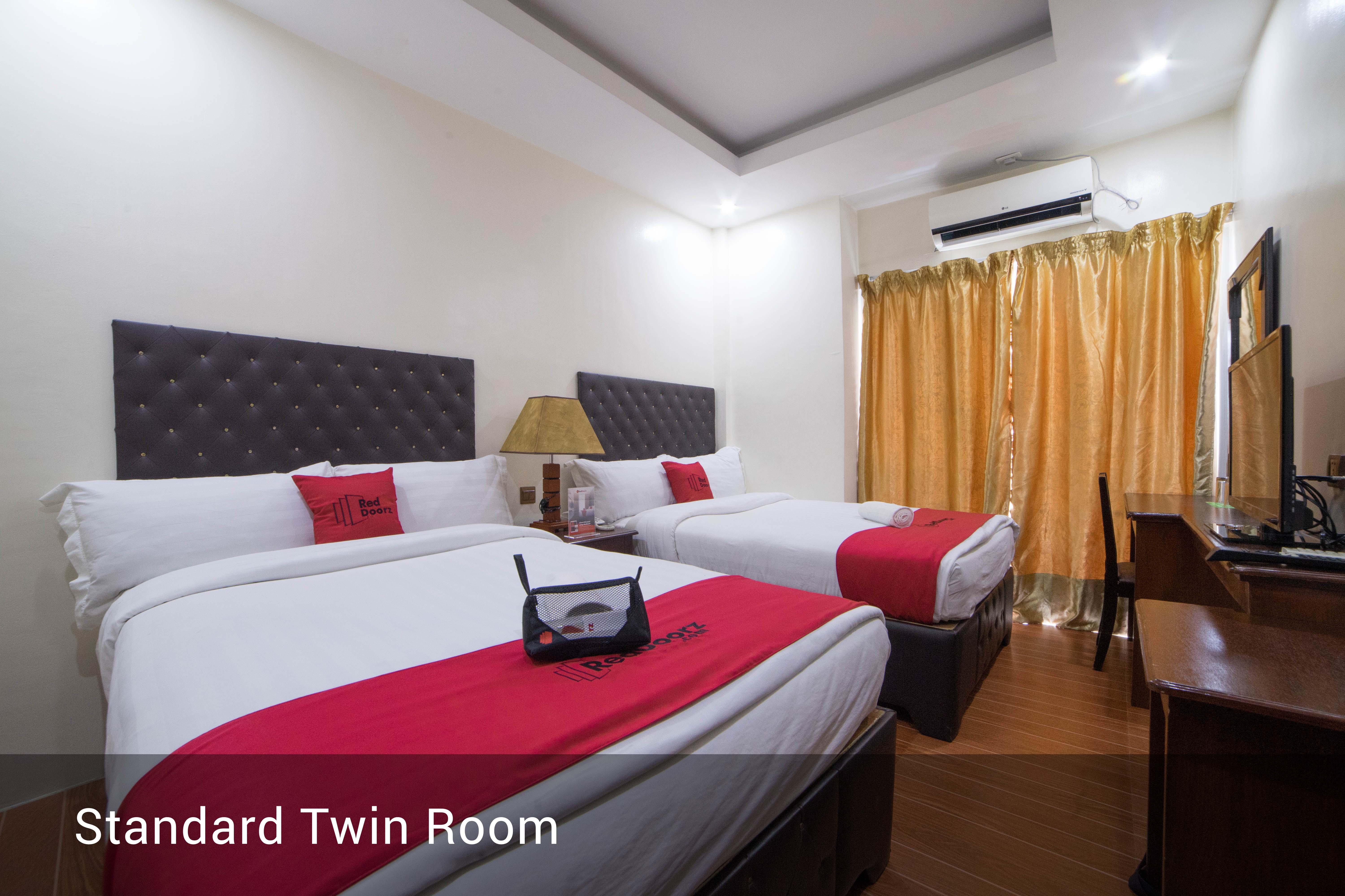 Reddoorz Plus @ Balibago Angeles City מראה חיצוני תמונה